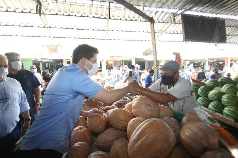 Candidato Davi Filho visitou a feira e mercado do Jacintinho e liderou uma carreata pelas ruas do Vergel do Lago