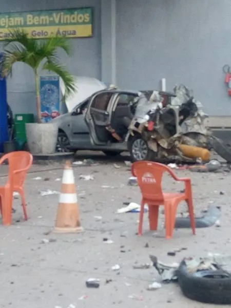 Imagem ilustrativa da imagem CARRO EXPLODE EM POSTO DURANTE ABASTECIMENTO