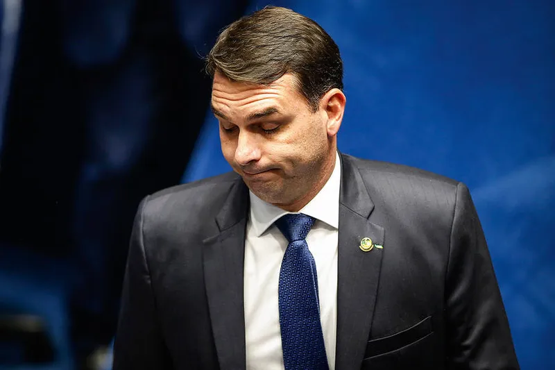 Flávio Bolsonaro é acusado de montar um esquema de desvio de salários na Alerj