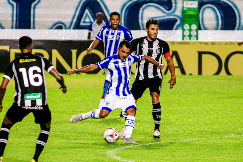 Lance do jogo entre CSA x Figueirense. Partida válida pela 14ª rodada do Campeonato Brasileiro da Série B de 2020, realizada no Estádio Rei Pelé. Alagoas - Brasil.
Foto: Ailton Cruz