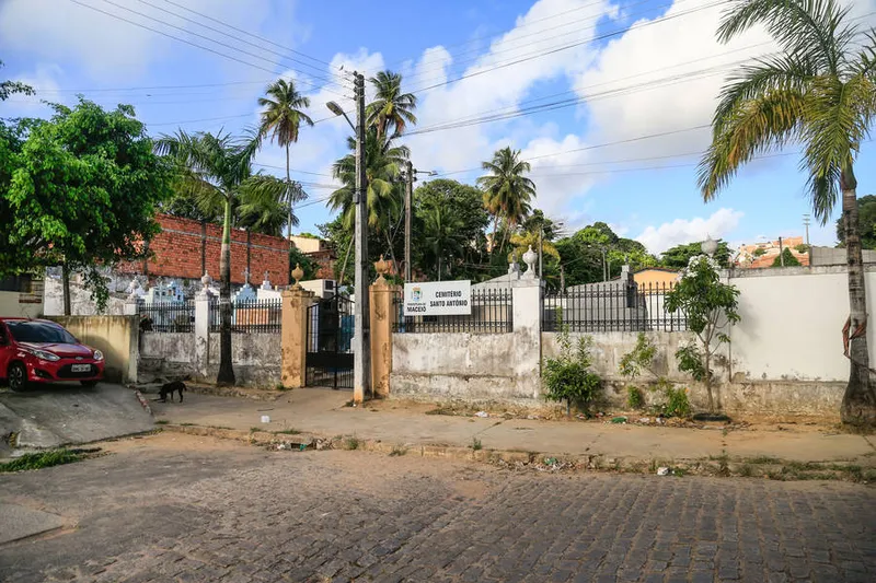 Cemitério Santo Antônio, em Bebedouro, foi interditado pela Prefeitura
Cemitério público municipal Santo Antônio, localizado no bairro de Bebedouro, em Maceió, foi interditado devido à instabilidade do solo em virtude da exploração de sal-gema pela Braskem.
Foto: ©Ailton Cruz
