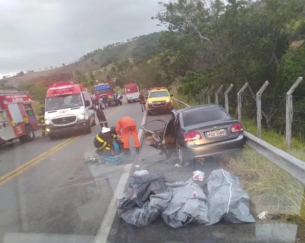 Imagem ilustrativa da imagem COLISÃO DEIXA TRÊS MORTOS E CINCO FERIDOS EM MARIBONDO