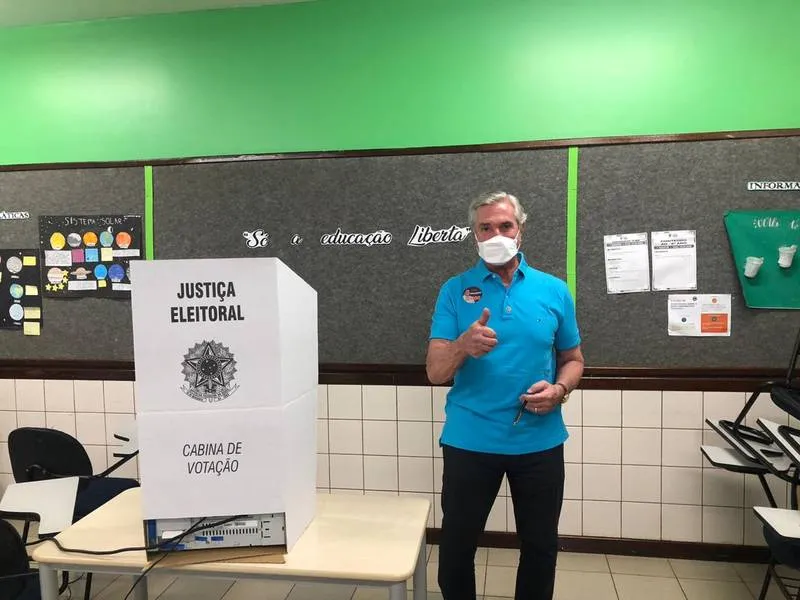 Senador Fernando Collor votou no colégio Inei-COC, em Maceió, no começo da tarde e destacou o protocolo sanitário