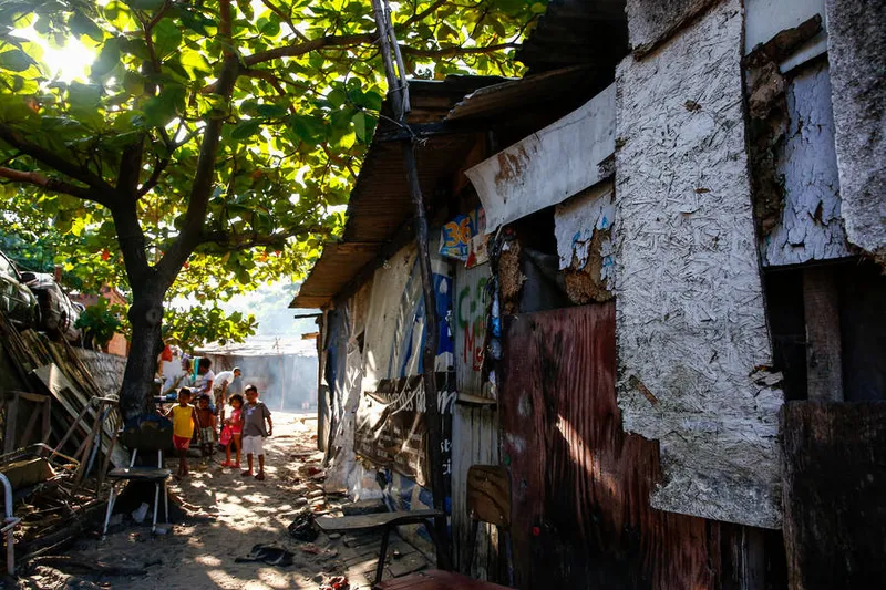 Regiões de Maceió como o Dique Estrada, no Vergel, denotam como a miséria está enraizada nos bairros mais periféricos, onde a população precisa do Bolsa Família para sobreviver