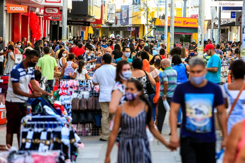 Consumidores se aglomeram no Centro de Maceió para garantir presente de fim de ano