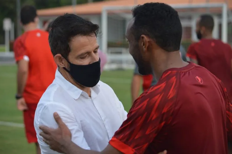 Técnico do CRB, Ramon Menezes, durante sua chegada e apresentação ao elenco; treinador já está regularizado