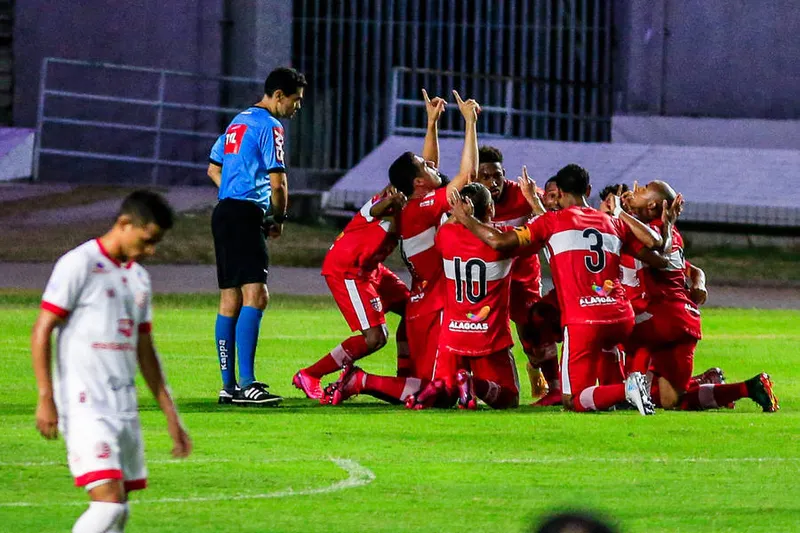 Maceió, 21 de novembro de 2020 
Lance do jogo entre CRB X Náutico. Partida válida pela 22ª rodada do Campeonato Brasileiro da Série B de 2020, realizada no Estádio Rei Pelé. Alagoas - Brasil.
Foto: Ailton Cruz