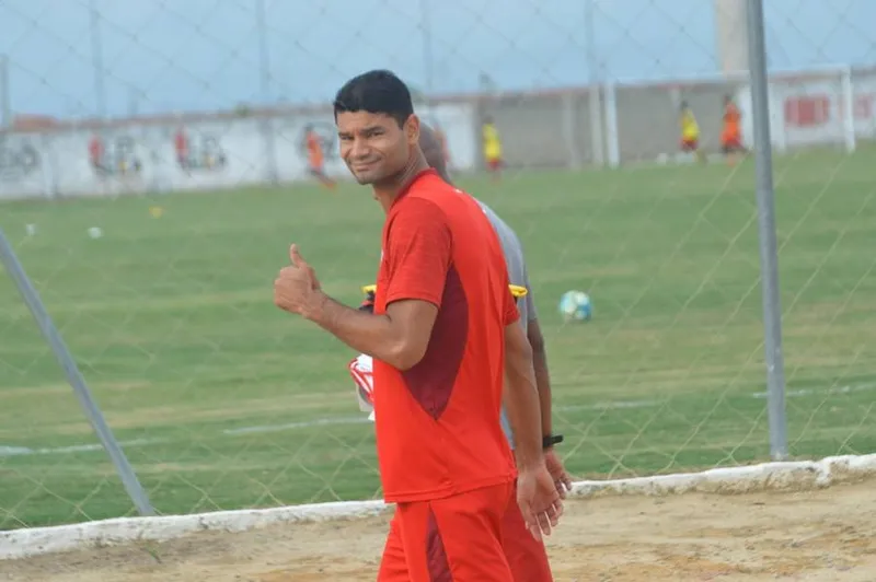 Zagueiro Gum é um dos jogadores do CRB diagnosticados com o novo coronavírus