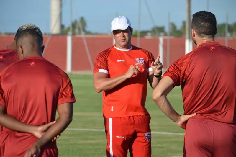 Técnico Roberto Fernandes está de volta ao comando do CRB e reestreia no Rei Pelé