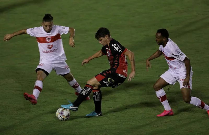 CRB não conseguiu superar o Vitória e acabou perdendo no Barradão: 2 a 1