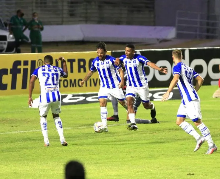 Jogadores comemoram com Norberto o único gol do jogo, e do CSA, sobre o Botafogo: 1 a 0