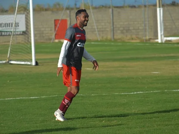 Do elenco de 2018, quando o técnico Roberto Fernandes chegou ao CRB, volante Claudinei ainda continua no clube