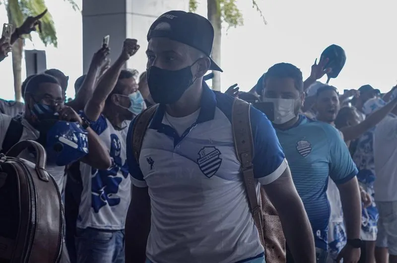 Elenco do CSA foi festejado pela torcida no aeroporto, no embarque para Florianópolis