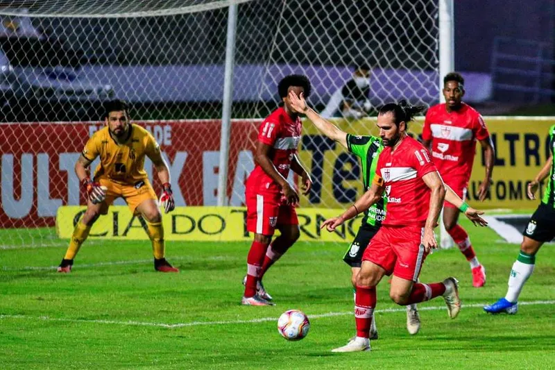 Léo Gamalho estava no CRB no jogo contra o América-MG, pela 12ª rodada do Brasileiro