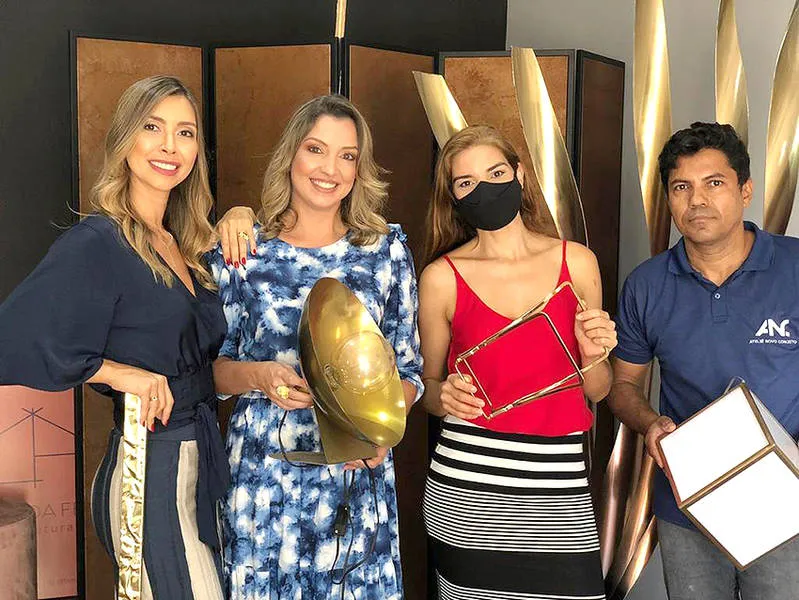 Nome ascendente no design alagoano, FERNANDO SANTOS - do Ateliê Novo Conceito - virou o queridinho dos arquitetos, a exemplo de Marina Maya+Larissa Lanverly, na foto com a cliente, Vivi Ferreira