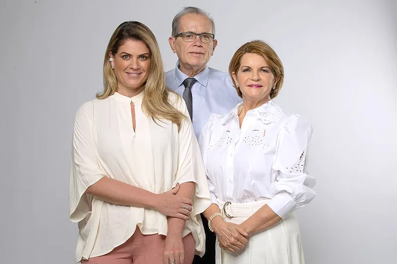 Ilhada pelo carinho da filha, FERNANDA e do husband, FERNANDO DUARTE, a médica ROSA GAIA - unanimidade em profissionalismo e simpatia - será a aniversariante mais celebrada de hoje