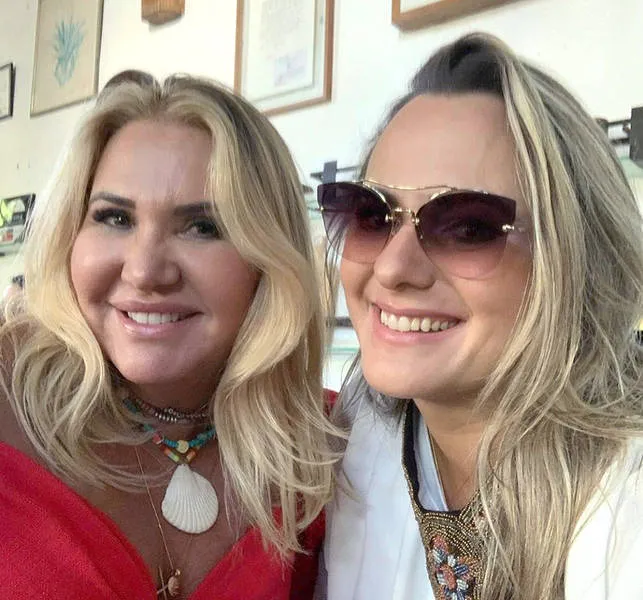 Depois de um ano sem o carinho presencial - porque o sentimento mútuo nem a pandemia conseguiu afastar - MONICA+MONIQUE CASADO em cena reencontro em solo Caeté