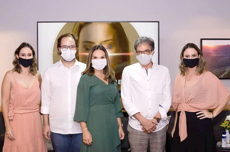 FELIPE, CARLA e JORGE - todos BASTOS receberam as gêmeas da arquitetura, FERNANDA+MARIANA MATTOS (nas extremidades), para brindar 01 ano da Cinex Arch na city