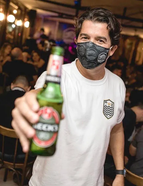 Com DNA festivo, o empresário ANDRÉ NORMANDE ergue um brinde à idade nova - devidamente protegido