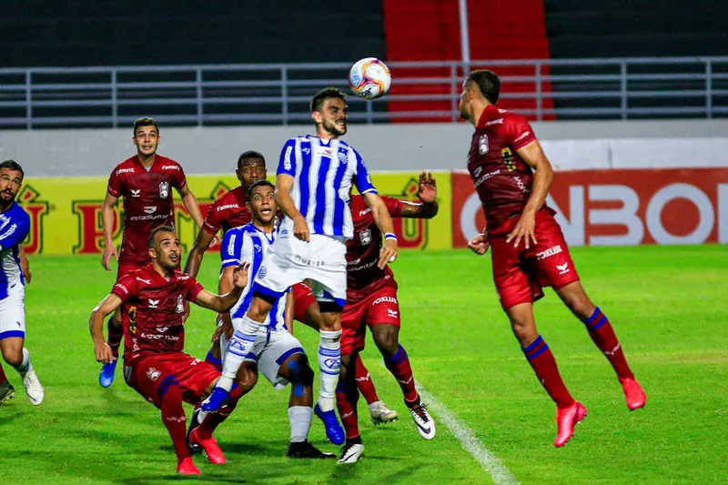 Maceió, 10 de outubro de 2020
Lance do jogo entre CSA x Paraná. Partida válida pela 15ª rodada do Campeonato Brasileiro da Série B de 2020, realizada no Estádio Rei Pelé. Alagoas - Brasil.
Foto: Ailton Cruz