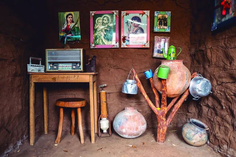 Visitantes encontram produtos feitos à base de mel, artesanato, além de casinha de taipa, decorada com artefatos da cultura local