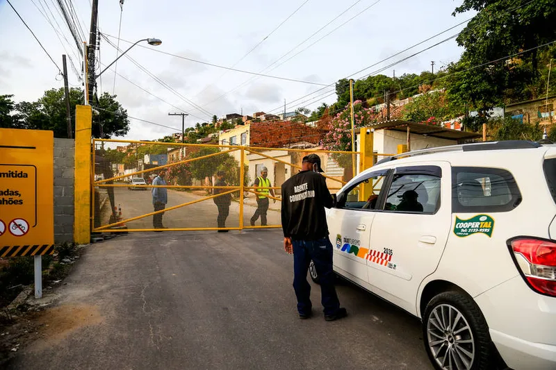 Maceió, 14 de dezembro de 2020 
Bloqueio na Avenida Major Cícero de Góes Monteiro, no bairro do Mutange, com controle de acesso para evitar o trânsito de pessoas e veículos de forma indevida na região. Alagoas - Brasil.
Foto:@Ailton Cruz