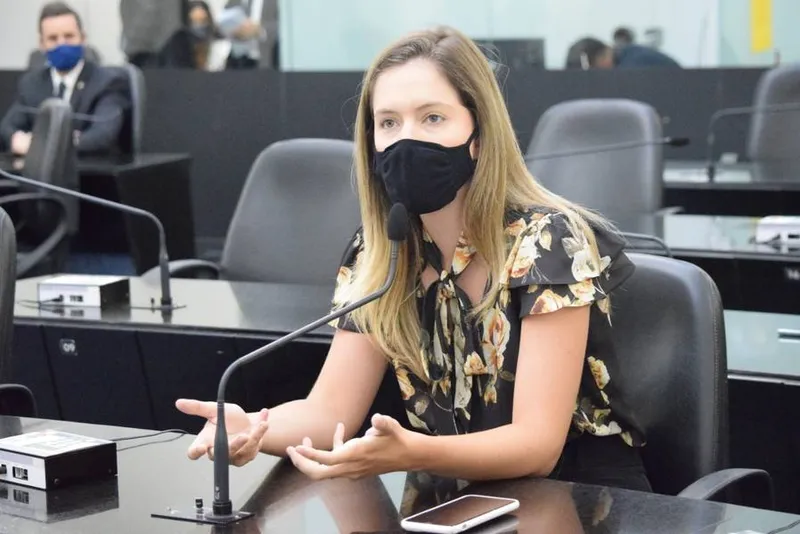 Cibele foi uma das indignadas: “Na hora do voto, pode aglomerar. Depois que conquistou a eleição, não pode?”