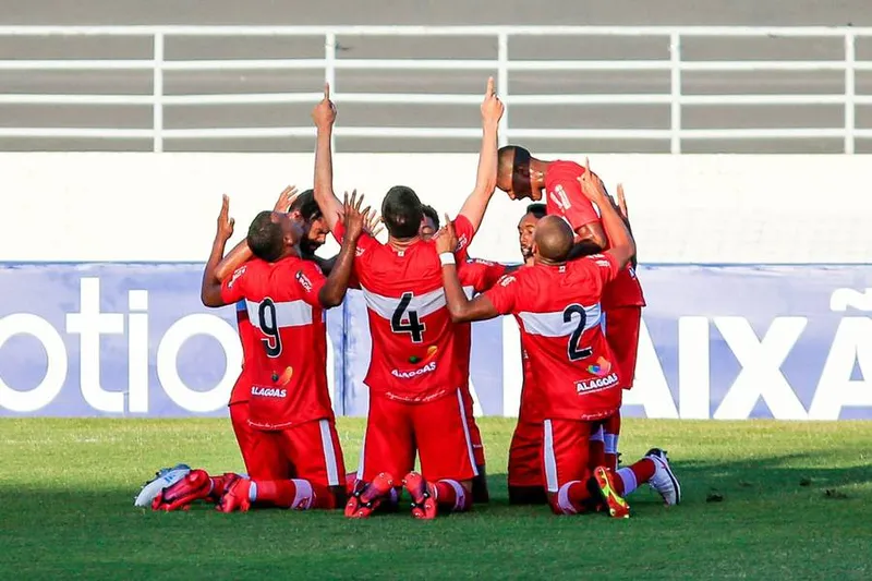 Imagem ilustrativa da imagem Desfalcado pela Covid-19, CRB visita Cuiabá
