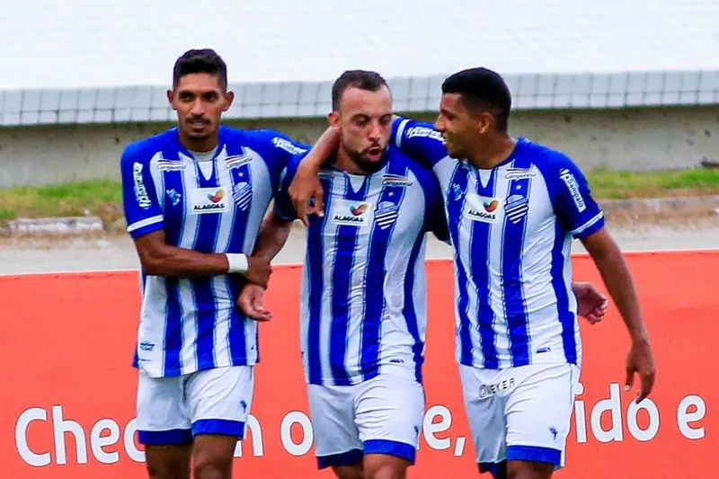 Pelo CSA, Paulo Sérgio (c) esteve em campo em oito jogos e balançou a rede seis vezes