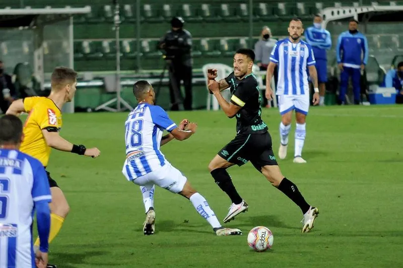 Imagem ilustrativa da imagem Em partida atrasada, CSA arranca empate contra Chapecoense