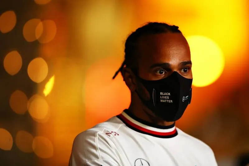 Lewis Hamilton testou negativo para coronavírus e volta a correr na F1, no GP de Abu Dhabi