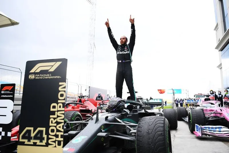 Lewis Hamilton conquistou o hepta da F1, no domingo (15), e igualou o número de títulos de Schumacher