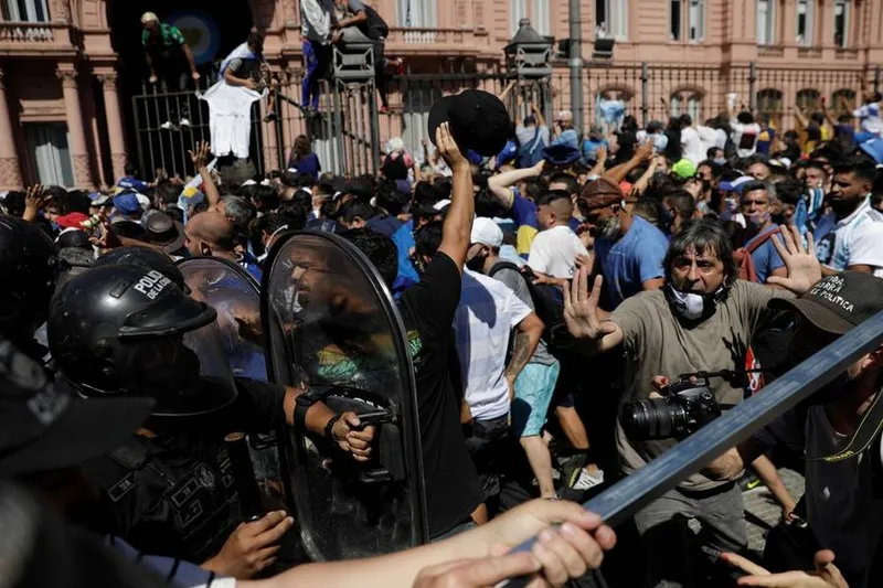 Velório de Maradona na Casa Rosada teve tumultos e intervenção da tropa de choque, nessa quinta-feira (26)