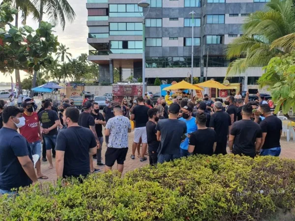 Músicos chegaram a protestar em frente ao prédio do governador na semana passada