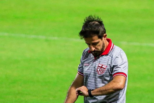 Técnico Ramon Menezes está sendo pressionado no comando do CRB