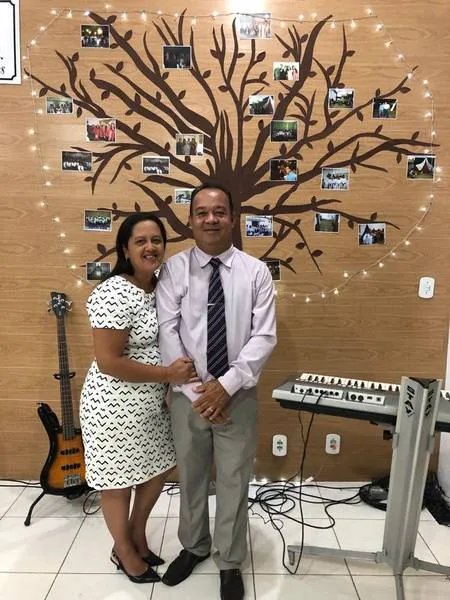 Diaconisa Patrícia e o esposo, o pastor Tony Santos, durante culto de aniversário de 13 anos da IB Ágape Cristã