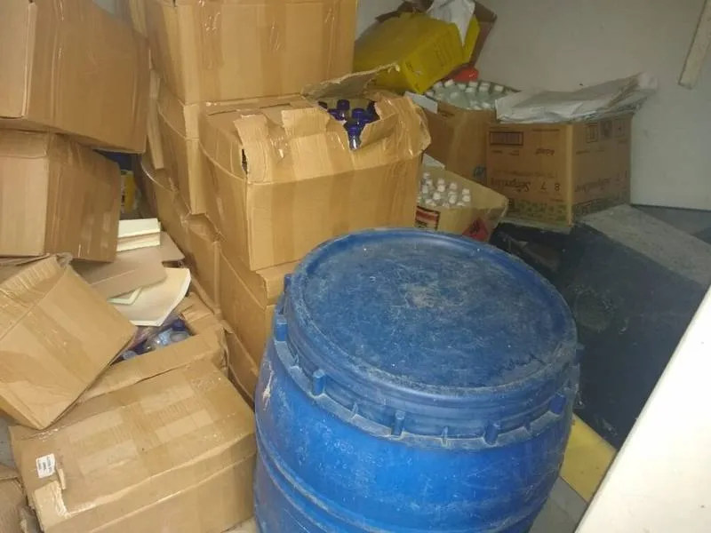 Imagem ilustrativa da imagem IGACI: COM 300L DE ÁLCOOL E 30KG DE PÓLVORA, CISP CORRE RISCO DE EXPLOSÃO