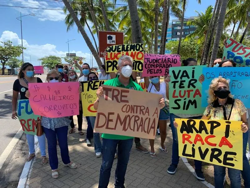 Imagem ilustrativa da imagem INTERVENÇÃO DOS CALHEIROS EM ARAPIRACA GERA PROTESTO EM MACEIÓ