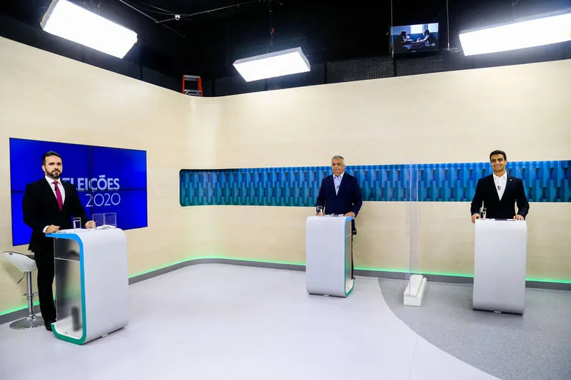 JHC (PSB) e Alfredo Gaspar (MDB) tentaram aproveitar o espaço para apresentar as propostas de campanha, mas os ataques foram inevitáveis 