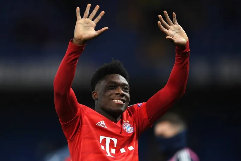 Alphonso Davies, lateral-esquerdo do Bayern de Munique, é o jovem mais valioso do mundo, segundo estudo