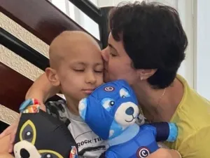 Mãe de Arthur alerta que não está fazendo pedido de ajuda por mensagens no WhatsApp