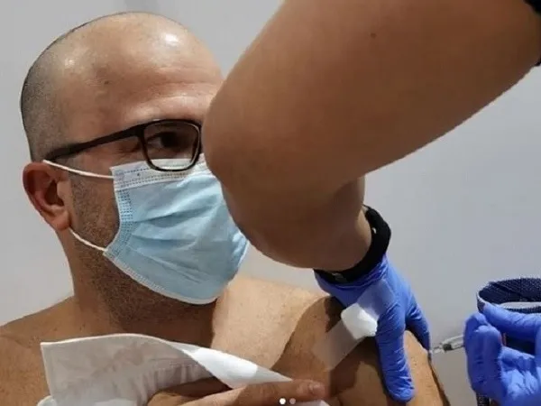 Imagem ilustrativa da imagem MÉDICO ALAGOANO É VACINADO NOS EMIRADOS ÁRABES