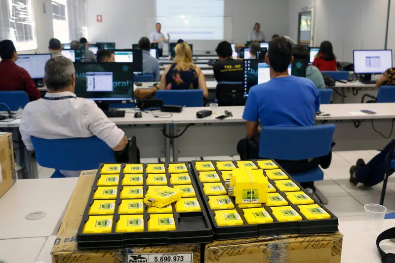 Cartões de memória de carga, cartões de memória de votação e mídias com aplicativos de urnas são preparadas