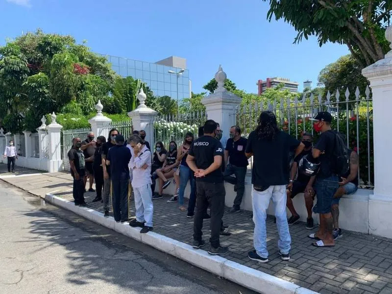 Músicos fazem mobilização em frente ao Palácio República dos Palmares contra decreto