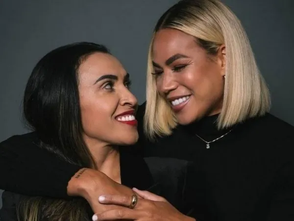 Jogadora alagoana Marta e zagueira Toni Deion anunciaram noivado