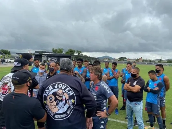 Membros de torcida organizada do Vasco invadiram o CT do time e cobraram jogadores e técnico Sá Pinto