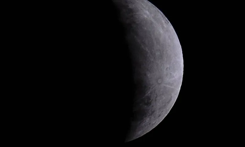 Imagem ilustrativa da imagem NASA DESCOBRE ÁGUA EM ESTADO LÍQUIDO NA LUA