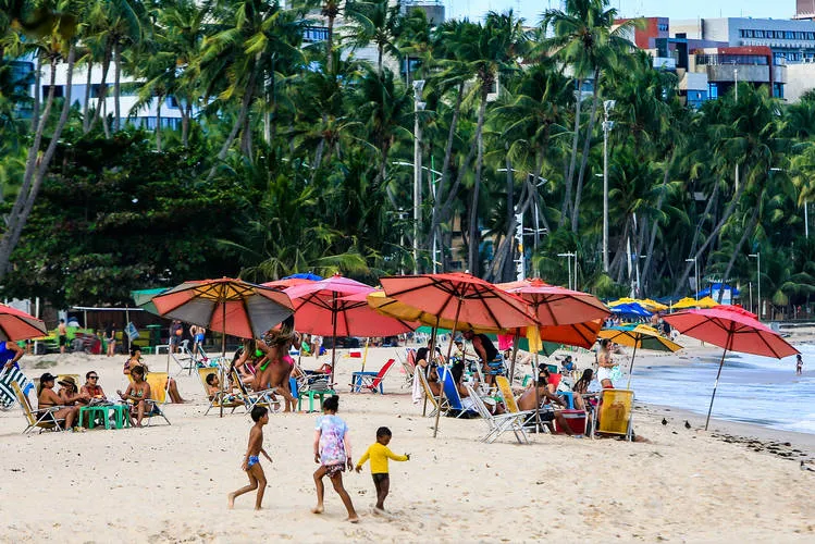 Maceió, 21 de julho de 2020
Alagoanos e turistas curtem dia de sol nas praias de Maceió após reabertura. Alagoas - Brasil.
Foto: ©Ailton Cruz