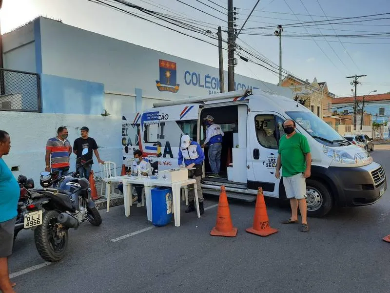 Imagem ilustrativa da imagem OPERAÇÕES DA LEI SECA FLAGRAM 12 INABILITADOS E 18 EMBRIAGADOS