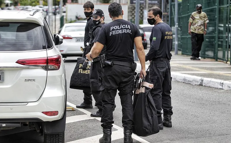 Policiais federais cumpriram mandados na capital baiana